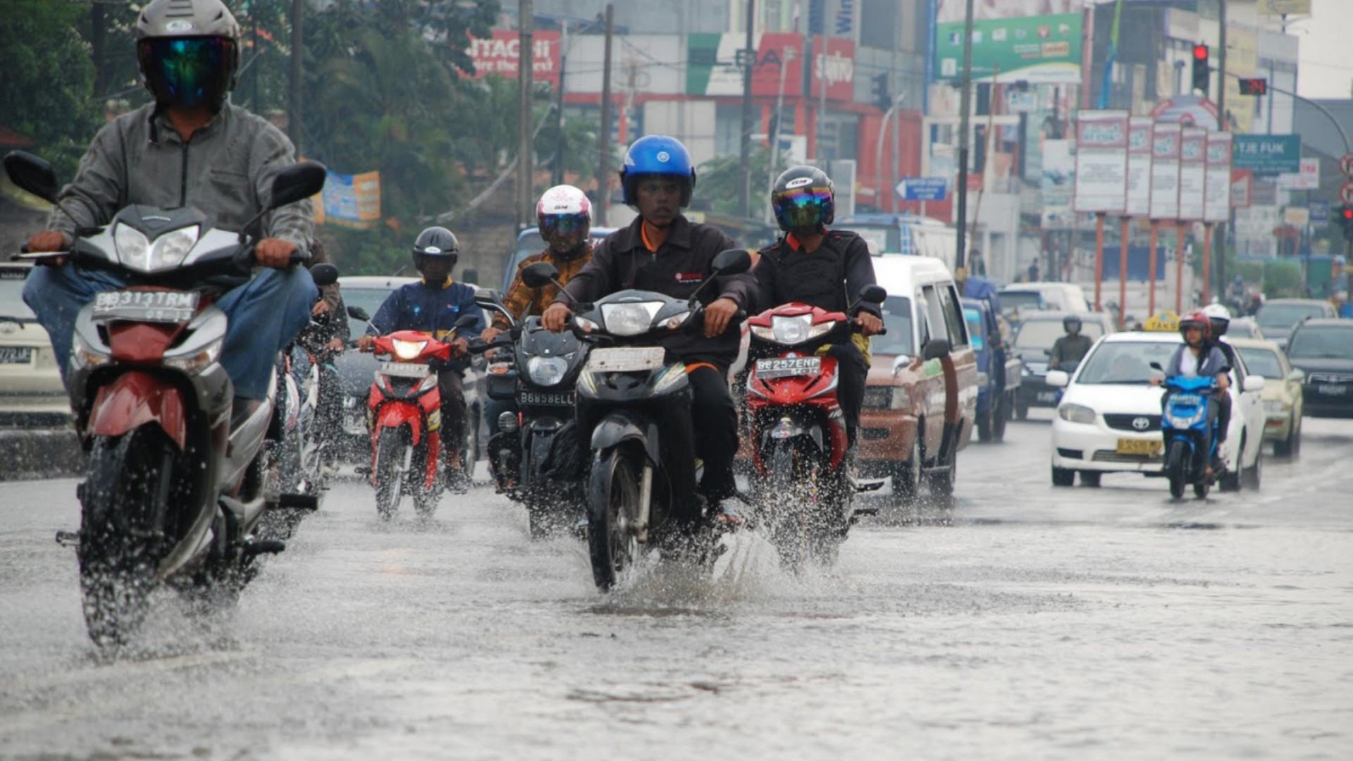 Beberapa Tips Untuk Penunggang Wanita Ride Semasa Hujan!