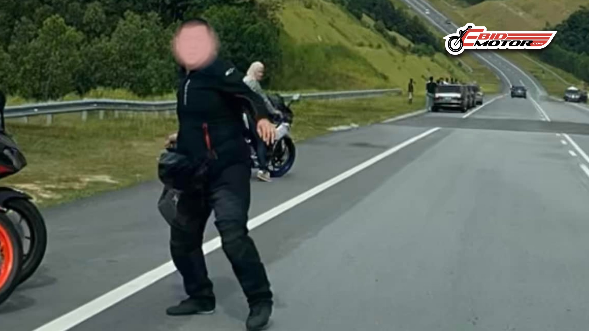 Tak Puas Hati Kena Hon, Rider Bertindak Ganas Di Tepi Jalan Temiang-Pantai.