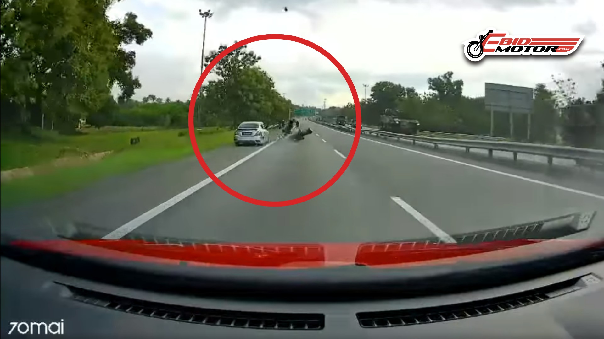 Rider Terpelanting Hentam Kereta Di Lorong Kecemasan, Disyaki Ralit Tengok Konvoi ATM!