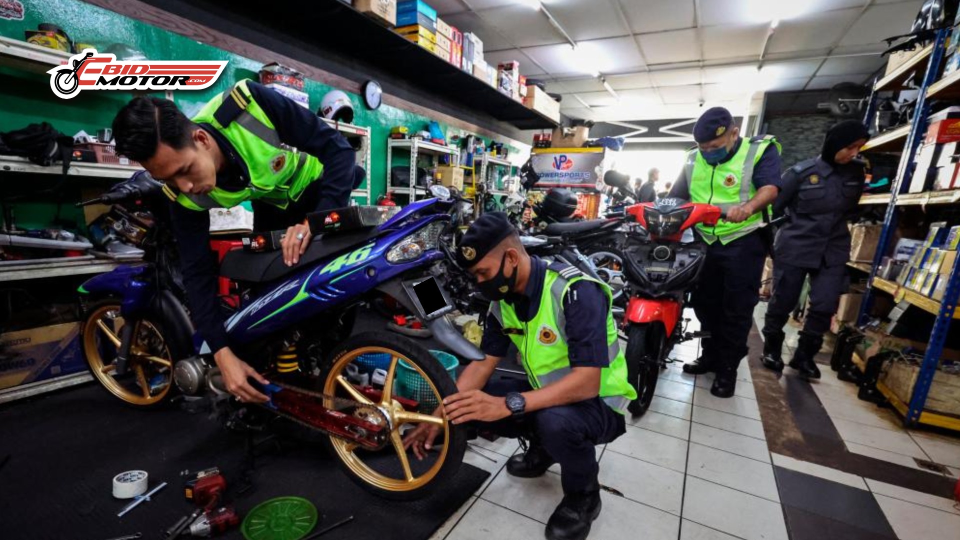 Bengkel Kena Serbu, Motor 'Parking' Dalam Bengkel Pula Kena Saman!