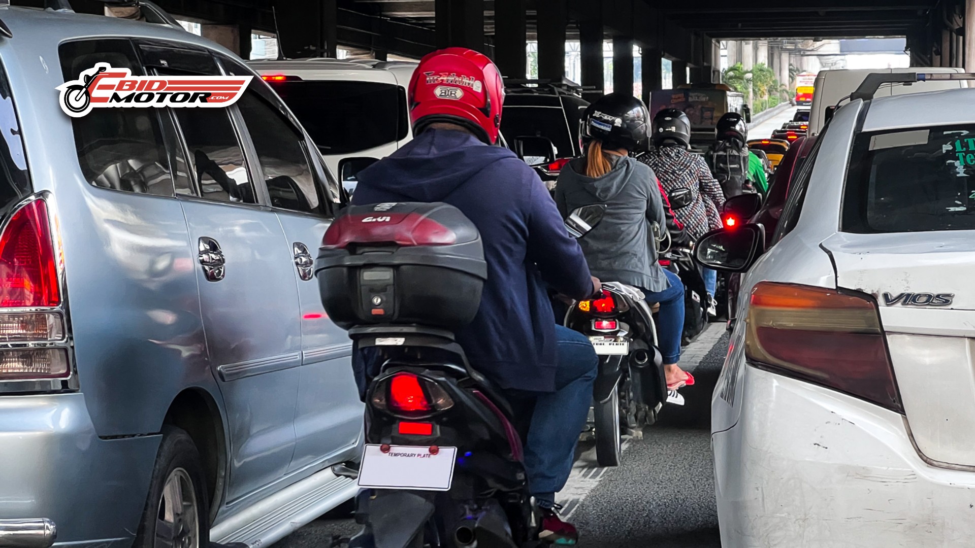 Adakah Malaysia Perlu MENGHARAMKAN Lane Splitting/Mencilok Seperti Di U.S?