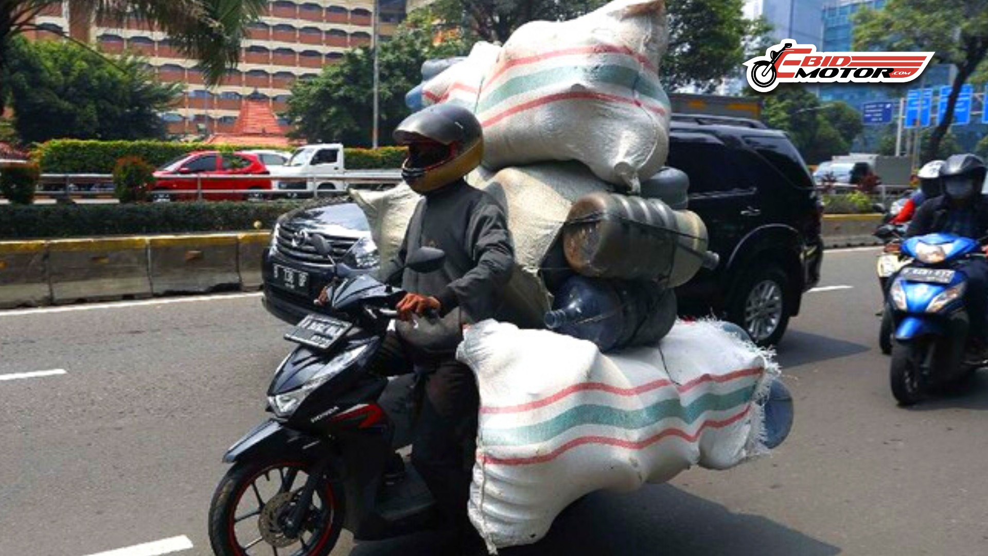 9 Motosikal Yang Boleh Bergerak Dengan Beban 150KG! Motor Korang Ada Tak?