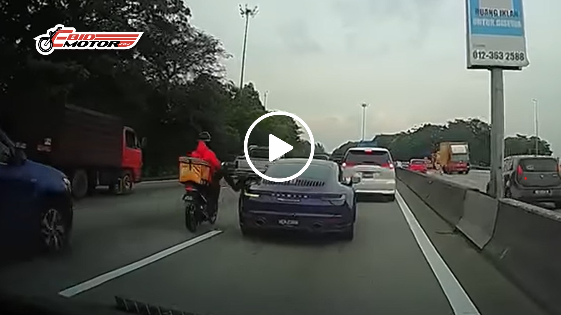 Rider Tendang Side Mirror Porsche Walaupun Dah Bagi Signal - Salah Siapa?