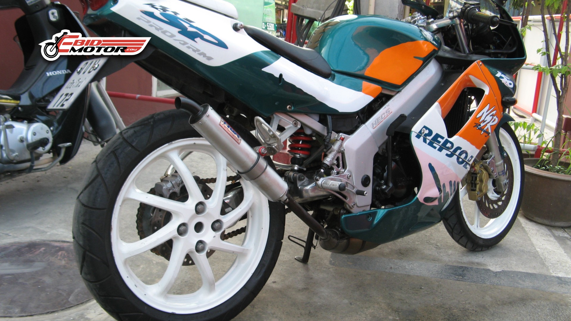 Kenapa Tak Banyak Motosikal Single Swing Arm Kat Atas Jalan?